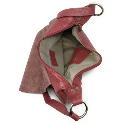Besace bandoulière femme en cuir grainé porté épaule de travers et bandoulière rouge foncé