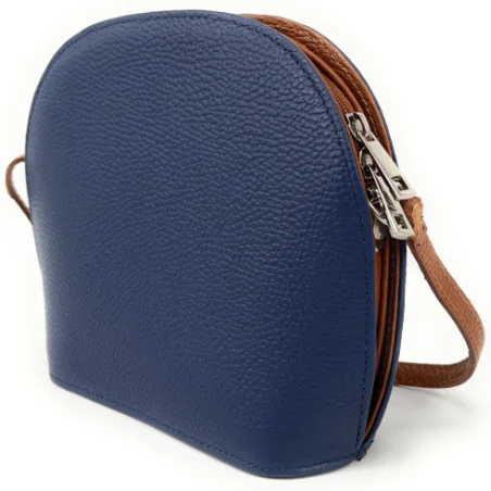 Sac trotteur bandoulière femme tendance en cuir grainé porté de travers épaule et bandoulière bleu moyen