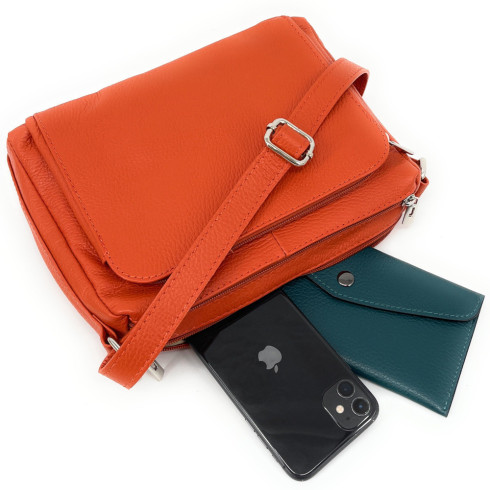 Sac bandoulière femme en cuir grainé porté épaule de travers et bandoulière orange sac trotteur tendance