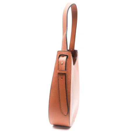 Sac à main tendance femme en cuir grainé porté épaule avec bandoulière réglable camel