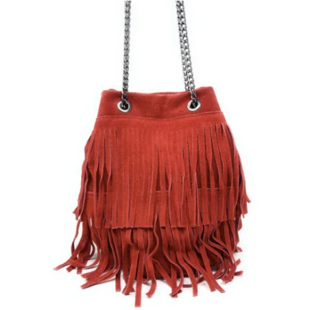 Sac très tendance femme en véritable cuir nubuck porté main avec chainette métallique rouge