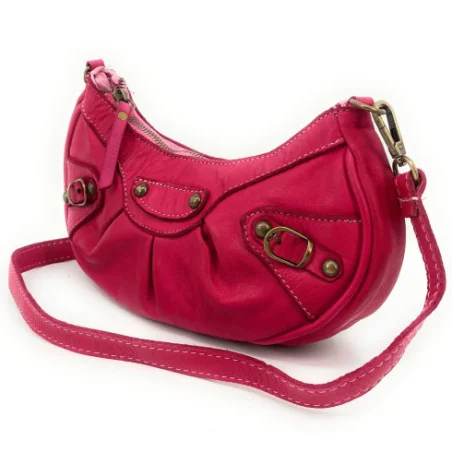 Sac à main en cuir vintage femme pur vachette pleine fleur souple délavé rose Barbie porté épaule avec bandoulière