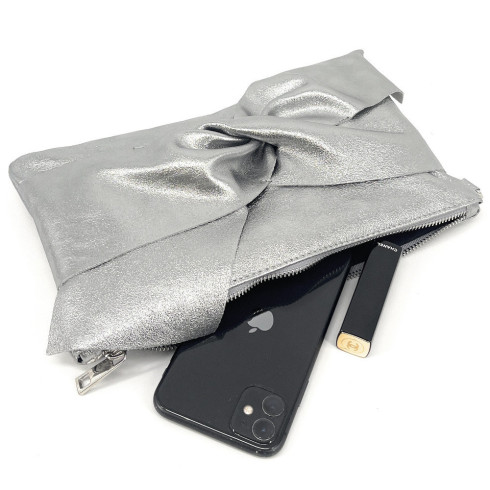 Sac pochette très tendance femme en cuir irisé porté de travers et main argent