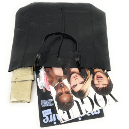 Sac cabas femme très tendance femme en cuir grainé porté épaule et main noir irisé