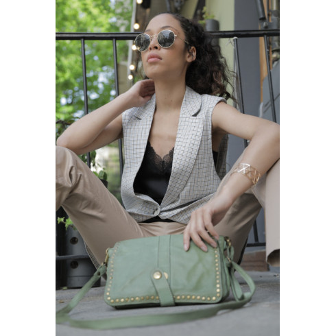 Mini-sac besage en cuir vintage souple délavé avec bandoulière amovible et reglable tendance vert d'eau revers clouté artisanal