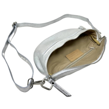 Sac femme très tendance en cuir irisé porté de travers avec bandoulière amovible argent clair sac banane