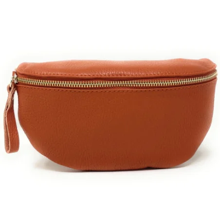 Sac banane très tendance femme en cuir grainé italien porté de travers et à la taille orange