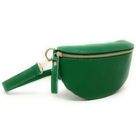 Sac banane tendance femme en cuir italien grainé porté à la taille et de travers vert anglais