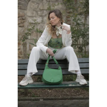 Sac très tendance femme en cuir lisse porté épaule avec bandoulière réglable vert pomme