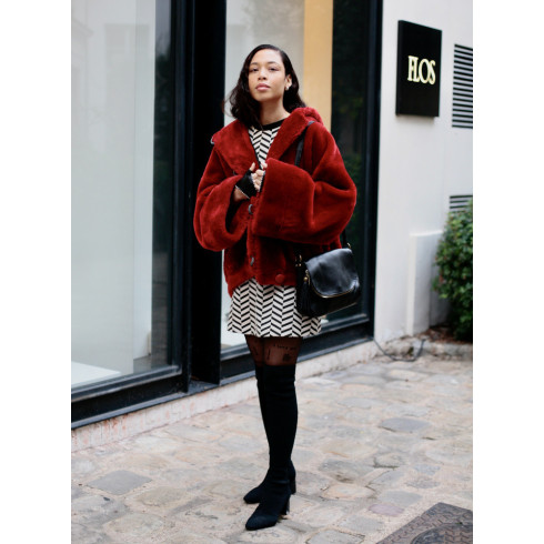 Sac bandoulière femme tendance en cuir lisse porté épaule et de travers noir