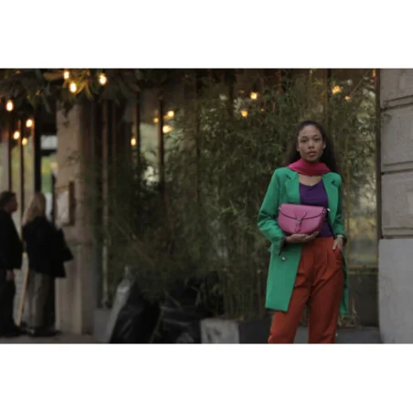 Sac trotteur tendance femme en cuir italien grainé porté de travers avec bandoulière amovible rose fuchsia