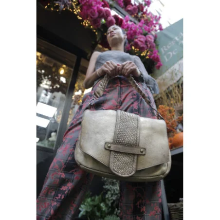 sac baguette tendance femme en cuir irisé taupe haut de gamme porté épaule et bandoulière fabriqué en Italie