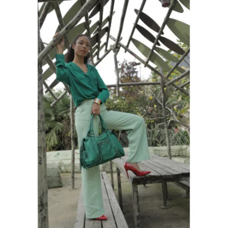 Sac de cours tendance femme en cuir souple délavé porté épaule avec bandoulière amovible vert véronèse