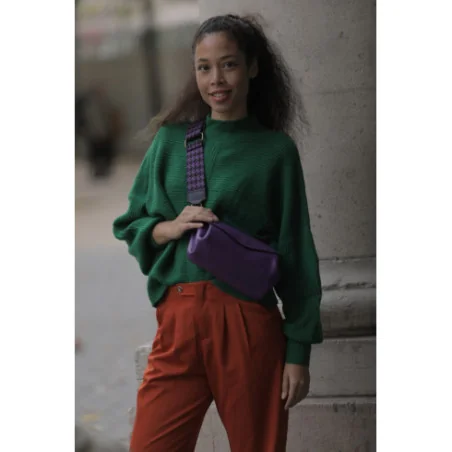 Sac bandoulière tendance femme en véritable cuir grainé porté de travers et bandoulière violet