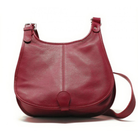 Sac bandoulière femme tendance en cuir italien grainé porté épaule avec bandoulière rouge foncé