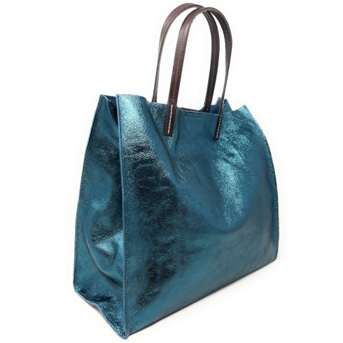 Sac très tendance femme en cuir italien métallisé porté bandoulière bleu paon irisé