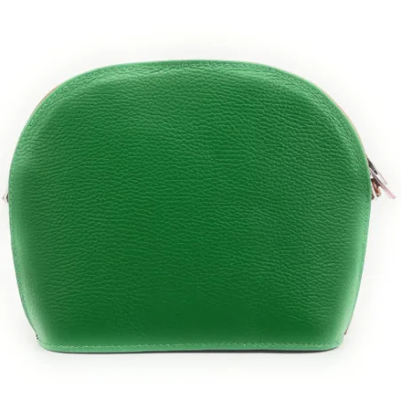 Sac trotteur tendance femme en cuir grainé porté épaule de travers et bandoulière vert anglais