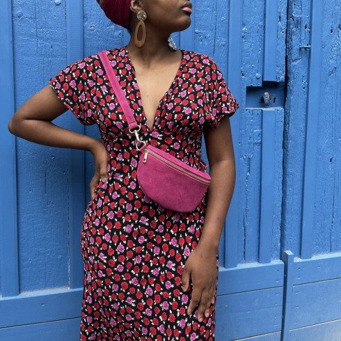 Sac banane femme à bandoulière en cuir nubuck italien couleur fuchsia