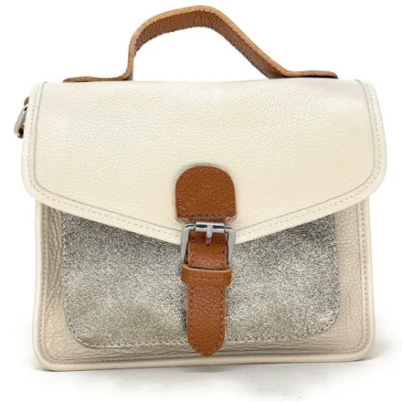 Sac cartable tendance femme en cuir grainé et cuir irisé porté main de travers et bandoulière beige
