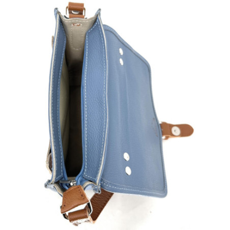 Sac bandoulière femme tendance en cuir grainé et cuir irisé porté main de travers et bandoulière bleu glacier