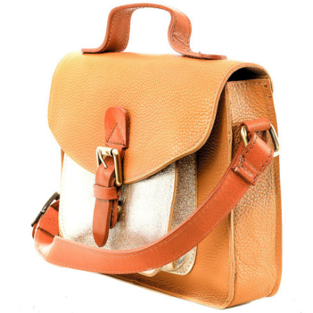 Sac bandoulière femme tendance en cuir irisé et cuir grainé porté main et bandoulière camel