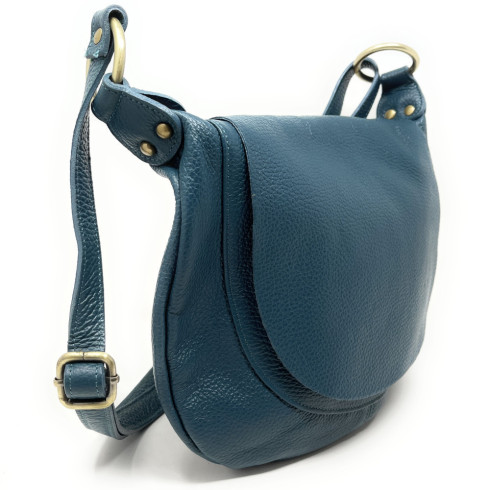 Sac bandoulière tendance femme en cuir italien grainé porté épaule bleu canard