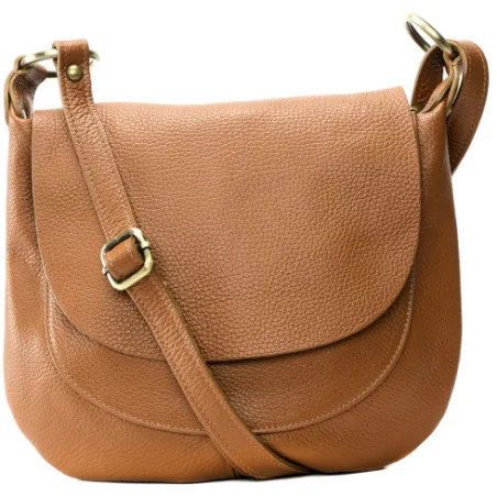 Sac bandoulière très tendance femme en cuir grainé porté épaule cognac foncé