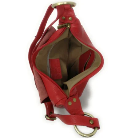 Sac très tendance femme en cuir grainé porté épaule de travers et bandoulière rouge clair