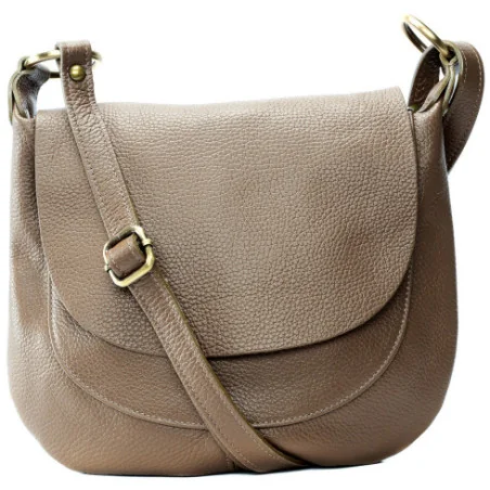 Sac femme très tendance en cuir grainé porté épaule de travers et bandoulière taupe foncé