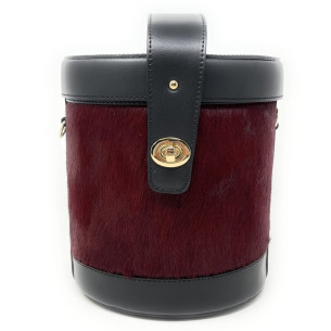 Sac seau tendance femme en cuir de vachette imprimé animalier porté épaule avec bandoulière amovible prune