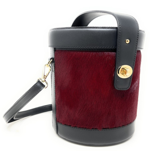 Sac seau femme tendance en cuir lisse et poils de vachette teintés porté main épaule de travers et bandoulière prune
