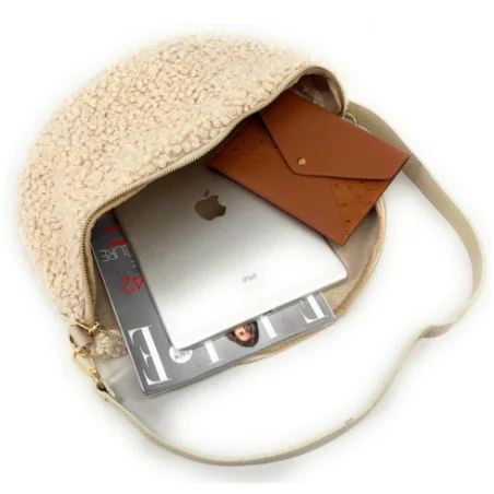 Sac femme tendance peluche porté taille et crossbody avec bandoulière sac banane cuir beige