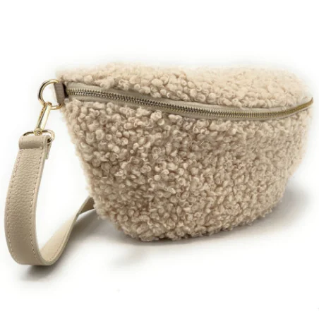Sac banane à bandoulière pour femme en peluche couleur beige porté crossbody et taille