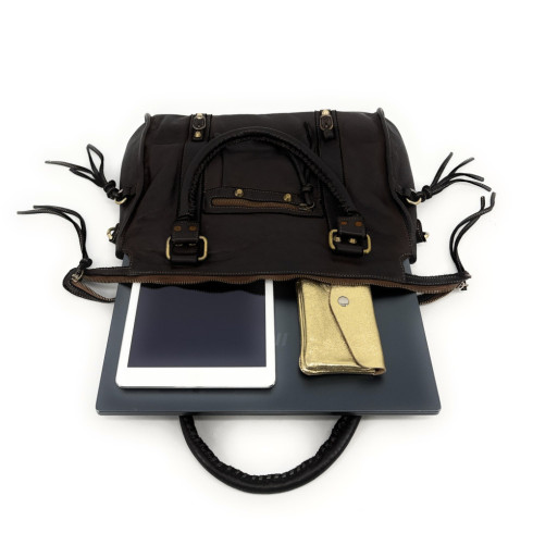 Sac très tendance femme en cuir végétal porté épaule avec bandoulière marron chocolat