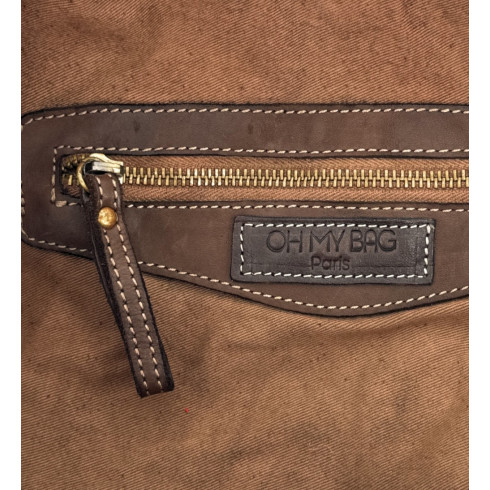 Grand sac femme en cuir vintage au tannage végétal porté épaule et bandoulière marron chocolat
