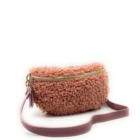 Sac banane femme en cuir rose et peluche porté crossbody et taille
