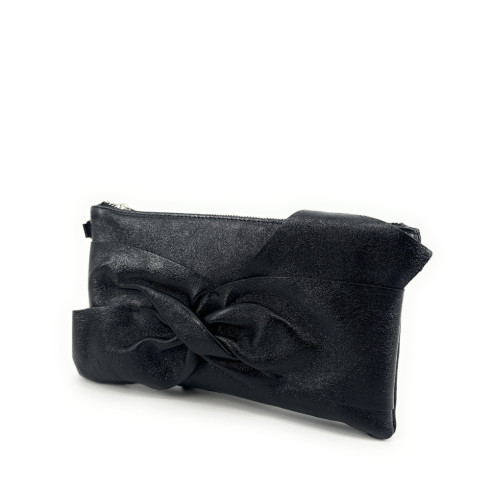 Sac pochette tendance femme en cuir irisé porté main de travers et bandoulière noir