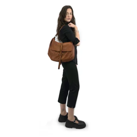 Sac femme forme messenger en cuir vintage marron cognac avec bandoulière