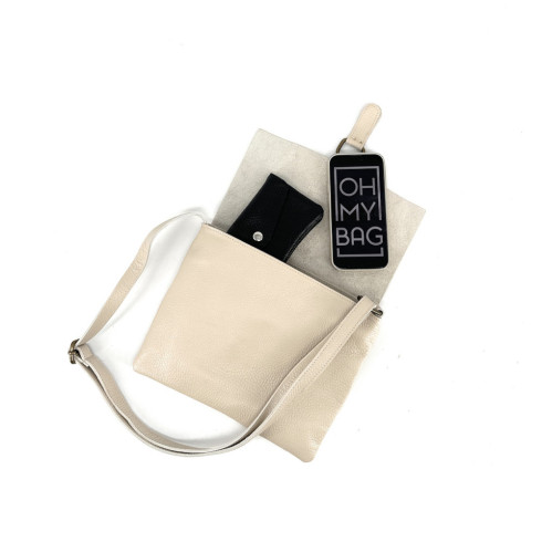 Sac très tendance femme en cuir bicolore porté épaule avec bandoulière réglable taupe clair