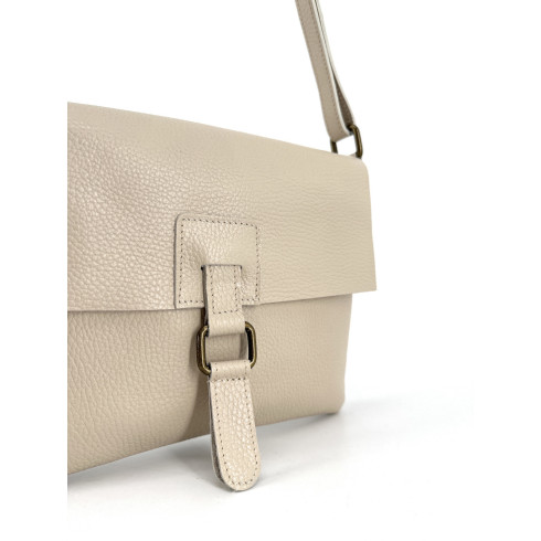 Sac très tendance femme en cuir grainé bicolore porté épaule et de travers taupe clair