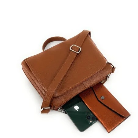 Trotteur tendance femme en cuir grainé avec bandoulière réglable cognac foncé
