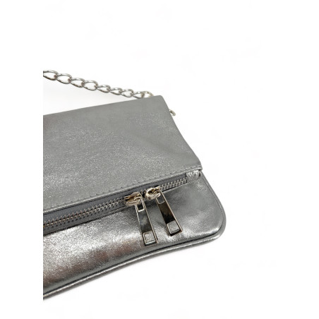 Sac à main femme type pochette en cuir métallisé couleur argent clair avec bandoulière