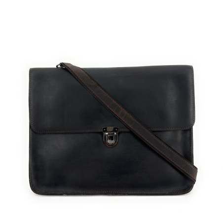 Sac pochette homme en cuir gras porté épaule avec bandoulière amovible marron
