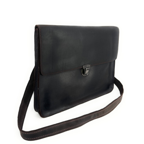 Porte-documents tendance homme en cuir pull-up porté épaule avec bandoulière marron