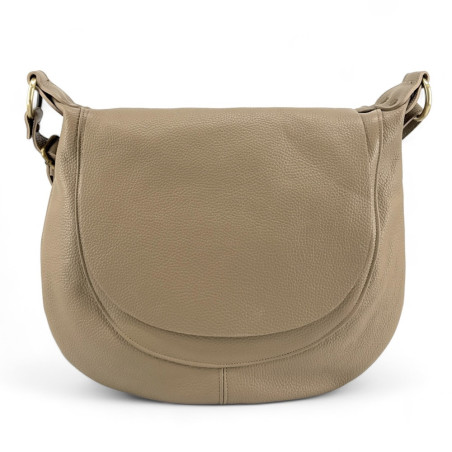 Sac besace femme tendance en cuir grainé porté épaule de travers et bandoulière taupe moyen