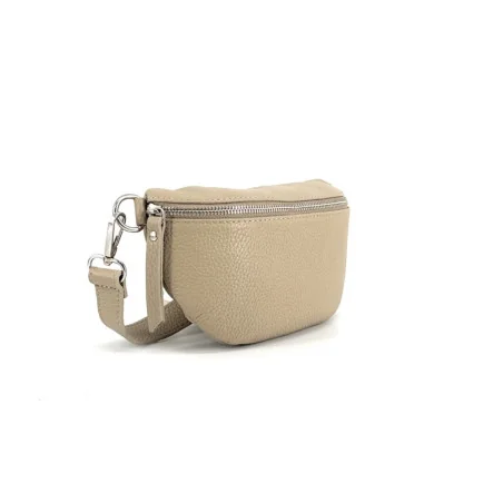 Sac banane tendance femme en cuir grainé porté de travers et à la taille taupe clair