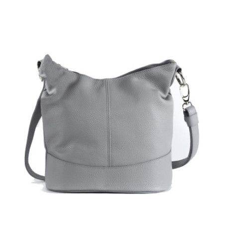 Sac seau très tendance femme en cuir grainé porté épaule de travers et bandoulière gris clair