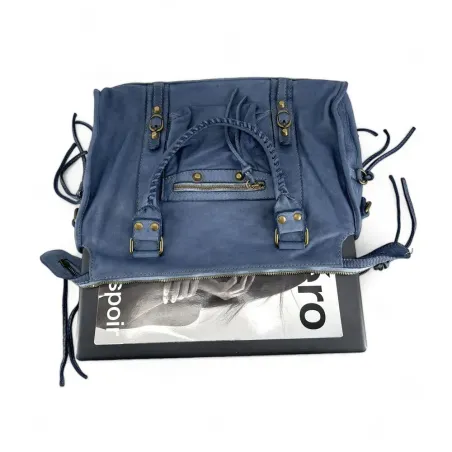 Sac de cours tendance femme en cuir vintage porté bandoulière et main bleu jeans sac haut de gamme