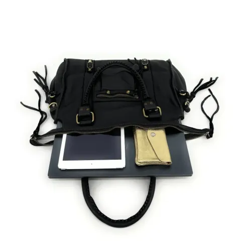 grand sac vintage souple en cuir pur de vachette italien noir porté épaule