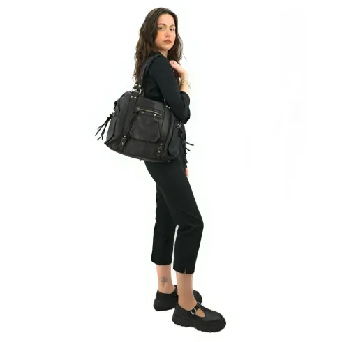 sac de rentrée luxe porté épaule en cuir pleine fleur souple délavé noir